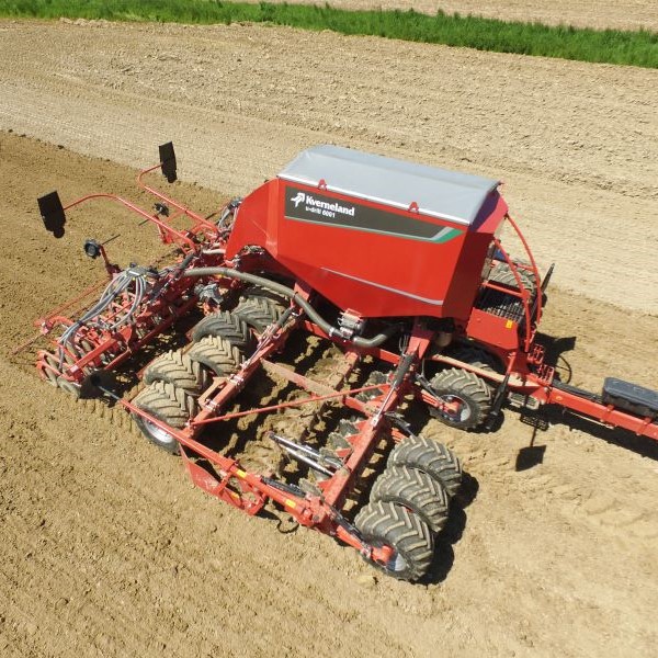 Kverneland tehnika uz lauka