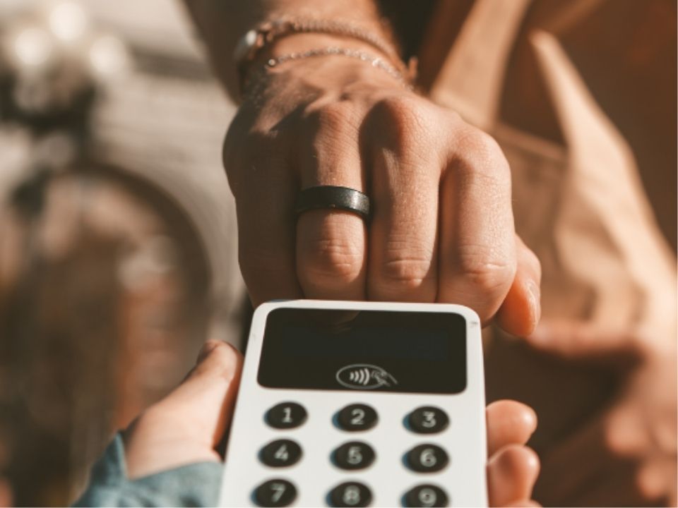 Pircējs maksā ar Tapster gredzenu, pietuvinot to pie termināļa.