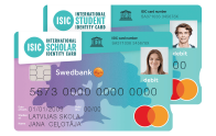 Divas Swedbank ISIC debetkartes ar studenta fotogrāfijām, bezkontakta mikroshēmām, lielu koka dizainu centrā, Mastercard logotipiem un studentu datiem uz kartes.