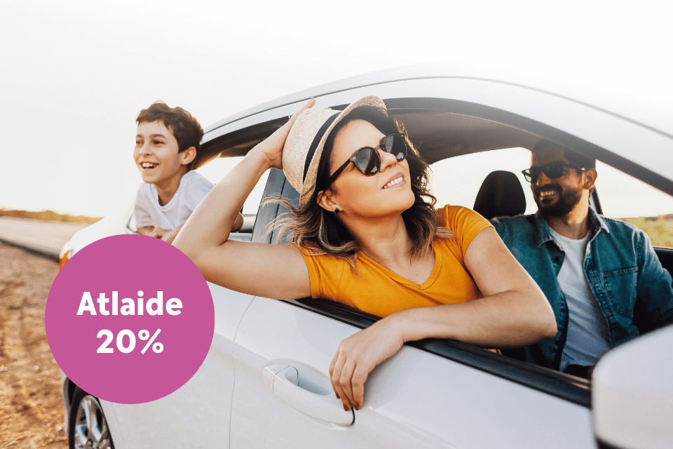 Ģimene izbauda braucienu savā apdrošinātajā transportlīdzeklī.